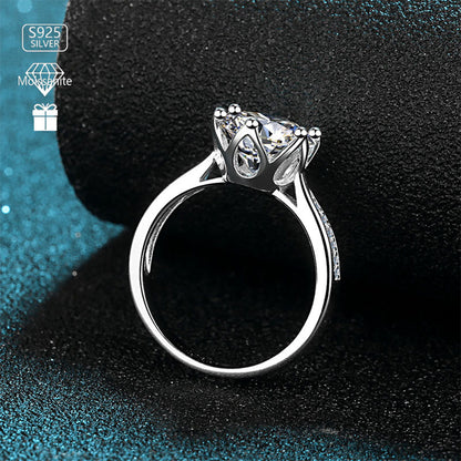 Stunna Lady Six-Prong Solitaire Moissanite Rin