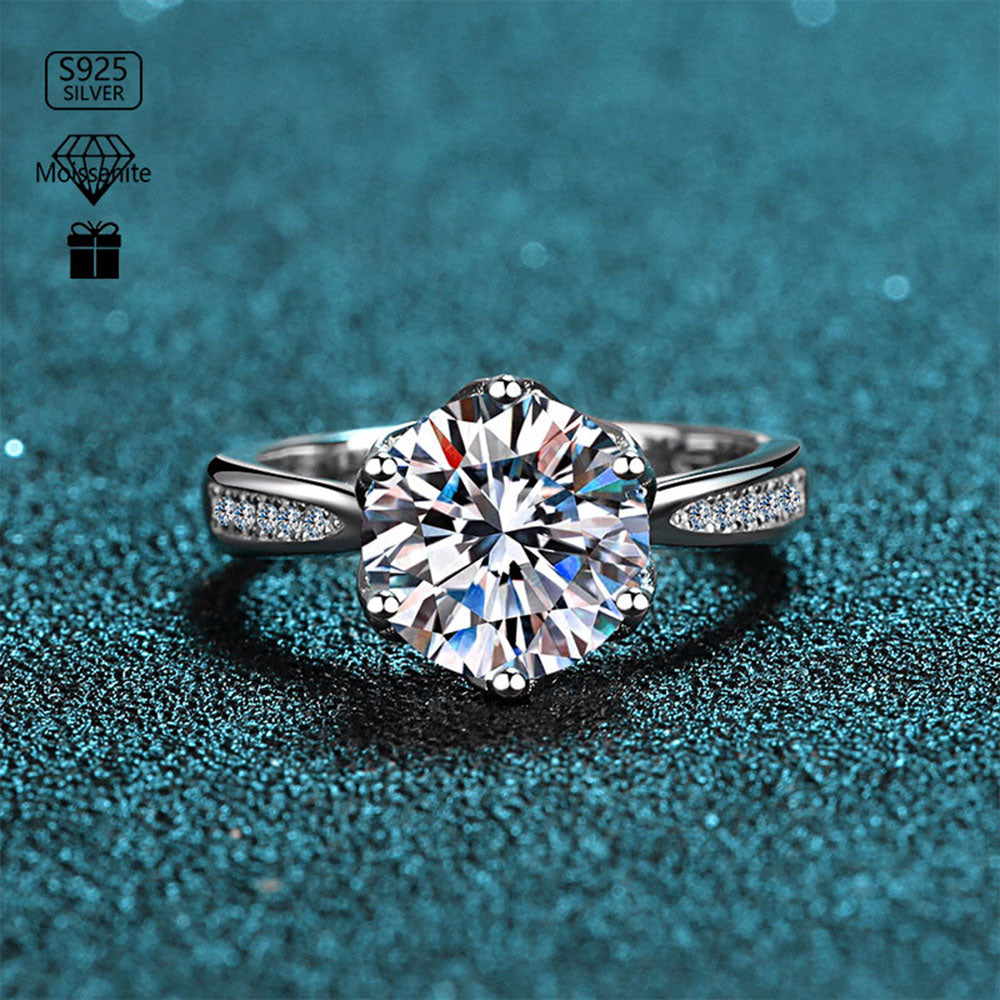 Stunna Lady Six-Prong Solitaire Moissanite Rin